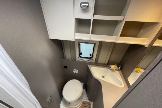 Etrusco-CV-640-SB-Interior-Bathroom.jpg