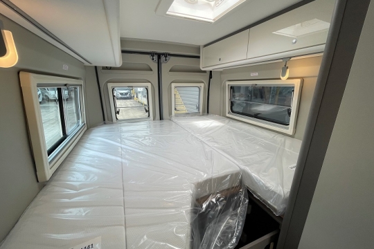 Etrusco-CV-640-SB-Interior-Bed.jpg