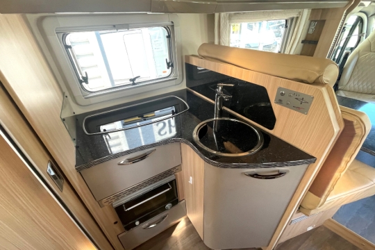burstner-ixeo-it-734-interior-kitchen.jpg