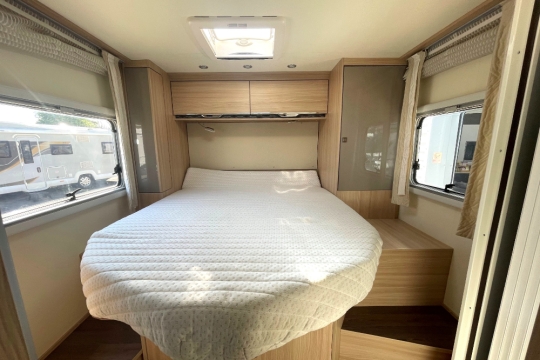 burstner-ixeo-it-734-interior-rear-bed.jpg