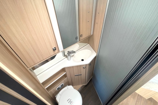 burstner-ixeo-it-734-interior-bathroom.jpg