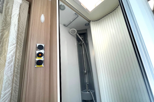 burstner-ixeo-it-734-interior-shower.jpg