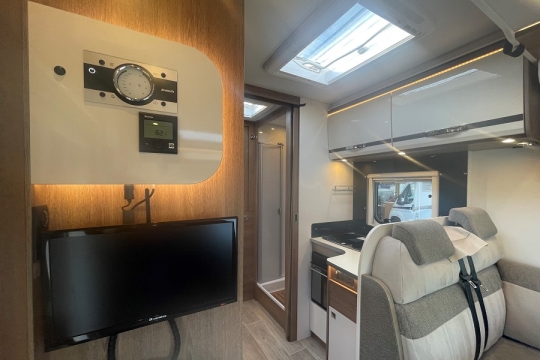Dethleffs-Trend-6767-Interior-TV.jpg