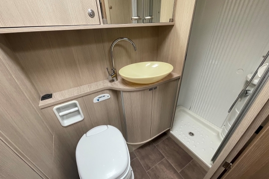 burtsner-ixeo-time-590-interior-bathroom.jpg