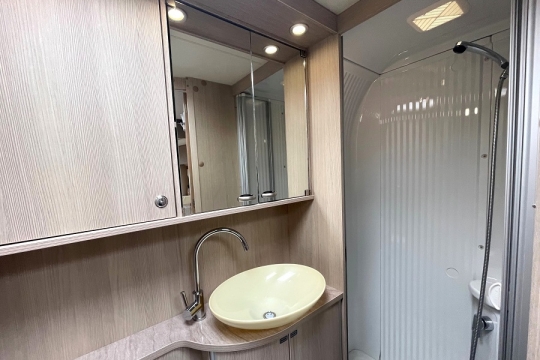 burtsner-ixeo-time-590-interior-bathroom-2.jpg