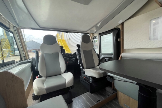 rollerteam-pegaso-590-interior-cab.jpg