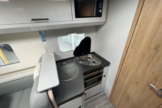 rollerteam-pegaso-590-interior-kitchen.jpg