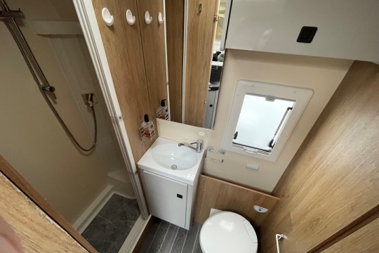 rollerteam-pegaso-590-interior-bathroom.jpg