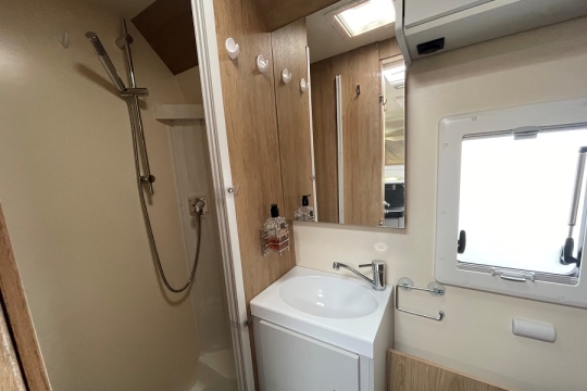 rollerteam-pegaso-590-interior-bathroom-2.jpg