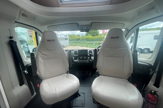 pilote-evidence-P626d-interior-cab-seats.jpg