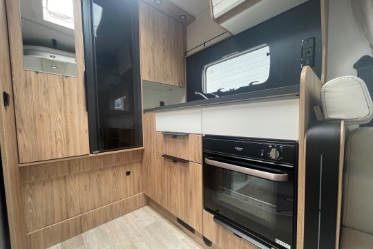 pilote-evidence-P626d-interior-kitchen-close.jpg