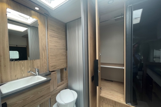 pilote-evidence-P626d-interior-rear-cupboard.jpg