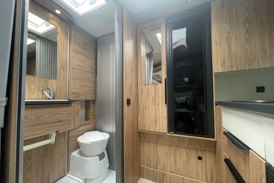pilote-evidence-P626d-interior-bathroom.jpg
