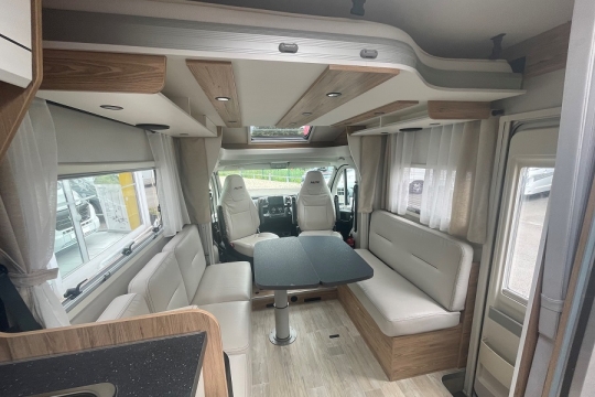 pilote-evidence-P626d-interior-bed-above-lounge.jpg