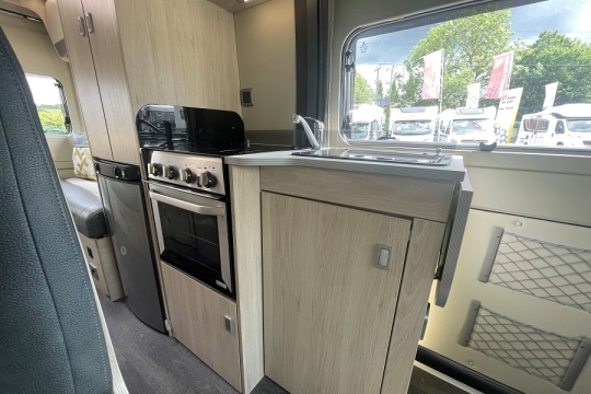 auto-trail-tribute-t670s-interior-kitchen.jpg
