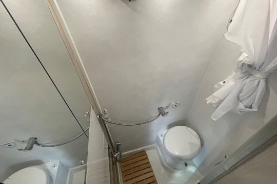 auto-trail-tribute-t670s-interior-bathroom.jpg
