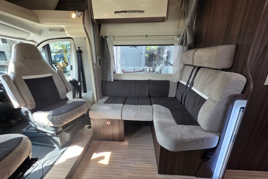 Benimar-Mileo-282-Interior-Front-Lounge.jpg