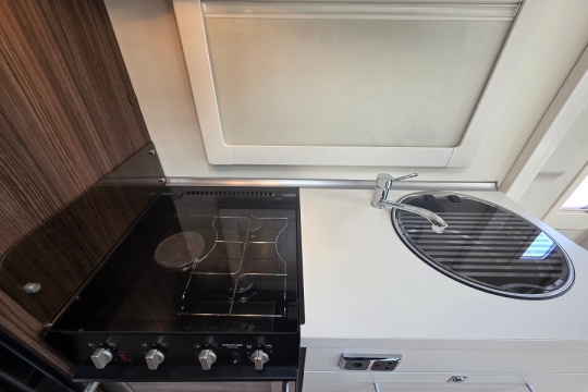 Benimar-Mileo-282-Interior-Kitchen-Top.jpg