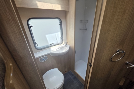 Auto-Trail-Imala-736G-Interior-Bathroom.jpg