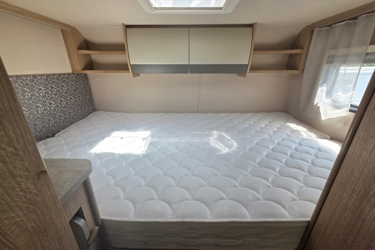 Auto-Trail-Imala-736G-Interior-Bed.jpg