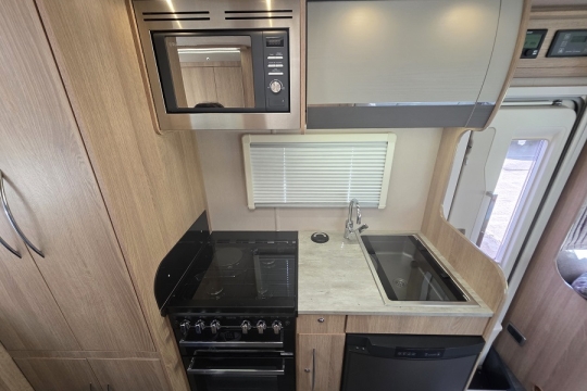 Auto-Trail-Imala-736G-Interior-Kitchen.jpg