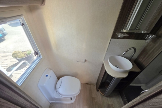 Auto-Sleepers-Burford-Duo-Interior-Bahtroom.jpg