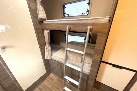 rimor-evo-sound-7-interior-bunks.jpg