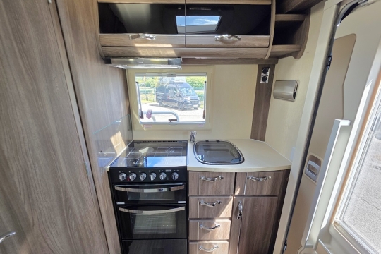 Auto-Sleepers-Bourton-Interior-Kitchen.jpg