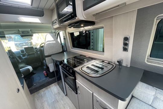 2025-warwick-xl-interior-kitchen-to-front.jpg