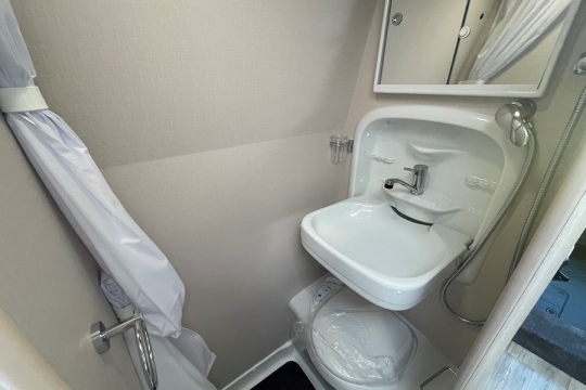 2025-warwick-xl-interior-bathroom.jpg