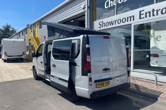 vauxhall-vivaro-exterior-rear-side.jpg