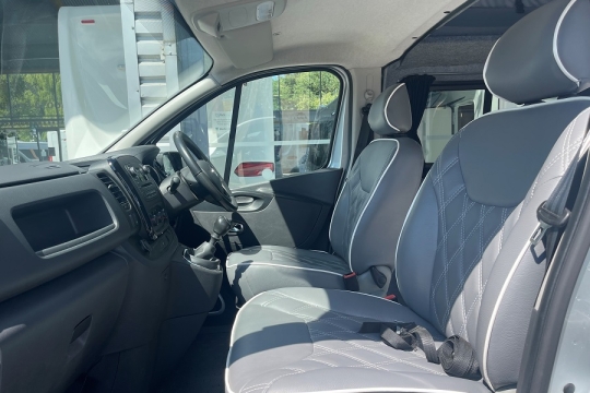 vauxhall-vivaro-interior-front-seats.jpg