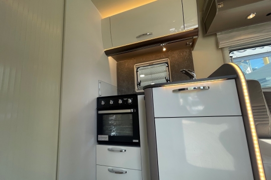 burstner-lyseo-t594-interior-kitchen.jpg