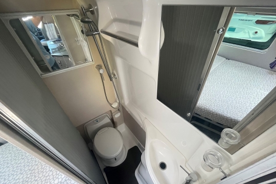 auto-sleepers-kingham-interior-washroom.jpg