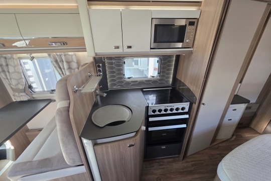 Swift-Bolero-724-FB-Interior-Kitchen.jpg