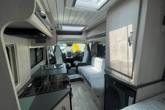 auto-sleepers-kingham-interior-kitchen-to-front.jpg