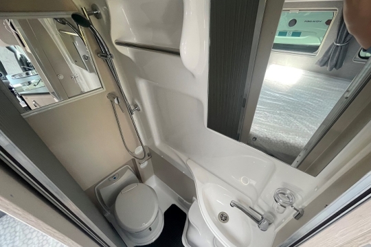 auto-sleepers-kingham-interior-washroom.jpg