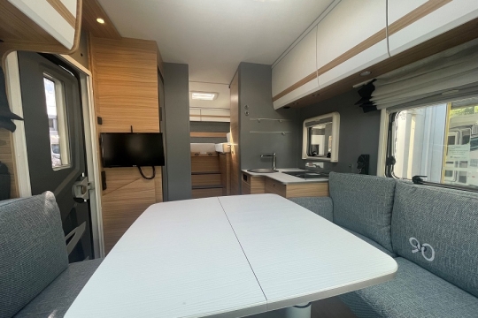 dethleffs-eurostyle-t7052-interior-to-rear.jpg