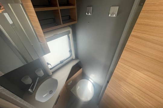 dethleffs-eurostyle-t7052-interior-washroom.jpg