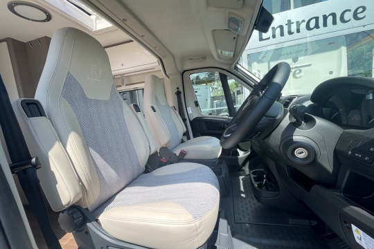 etrusco-600-bb-interior-front-seats.jpg