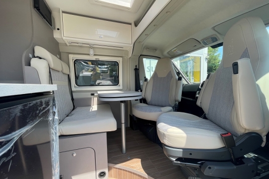 etrusco-600-bb-interior-front-lounge.jpg