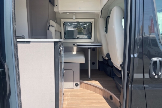 etrusco-600-bb-interior-into-van.jpg