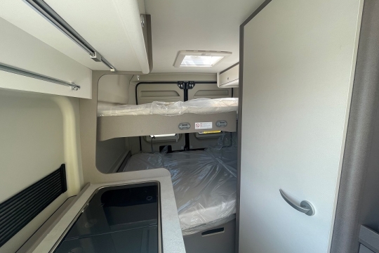 etrusco-600-bb-interior-rear-beds.jpg