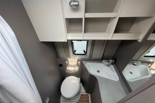 etrusco-600-bb-interior-washroom.jpg