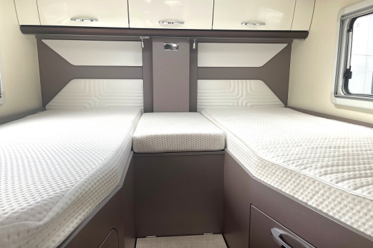 burstner-harmony-lyseo-727-interior-rear-bed.jpg