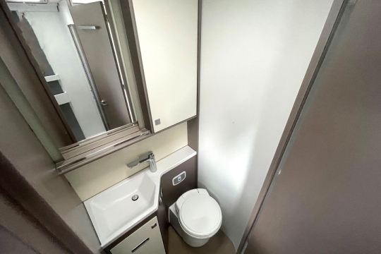 burstner-harmony-lyseo-727-interior-washroom.jpg