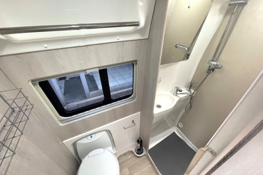 auto-sleepers-warwick-xl-interiro-washroom.jpg