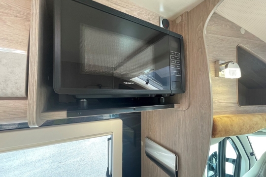 auto-sleepers-broadway-el-interior-microwave.jpg