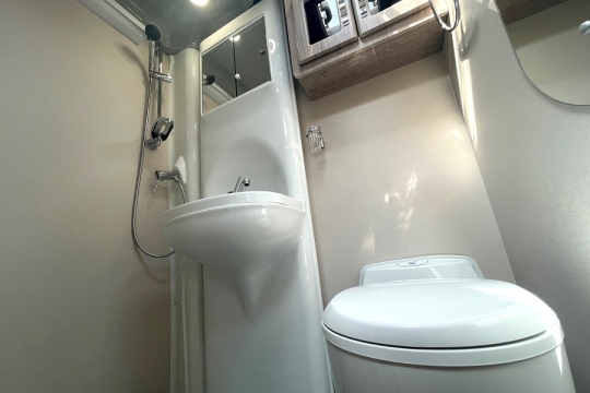 auto-sleepers-broadway-el-interior-washroom.jpg
