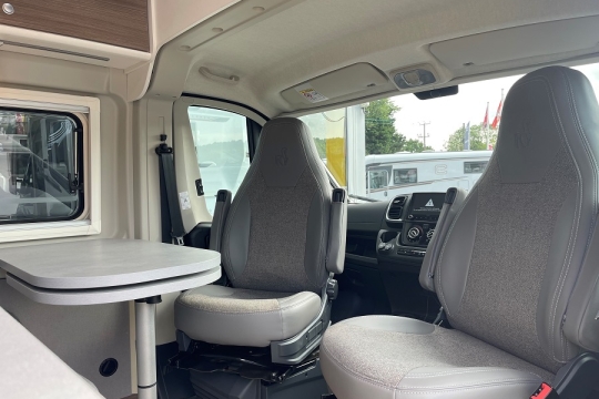 etrusco-cv-600-db-interior-front-seats.jpg
